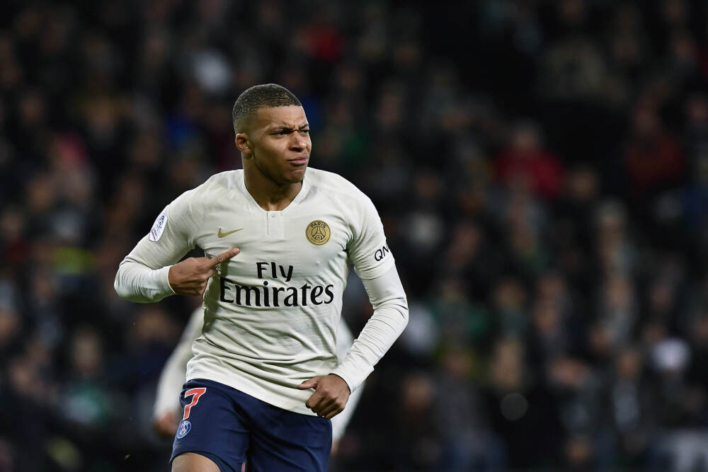 从队服广告到构建主场: 电竞的商业挣扎与求索